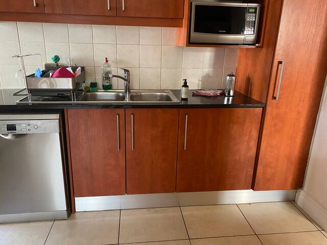 Comfortable 3 Bedroom House with Pool in Claremont gallery image 4