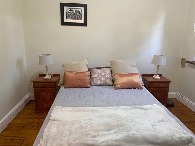 Comfortable 3 Bedroom House with Pool in Claremont gallery image 5