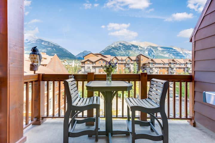 Lovely 1BR rental with fireplace & Mountain Views!