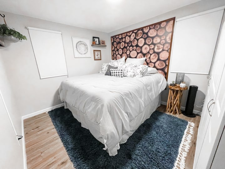 غرفة نوم 1 بسرير بمقاس كبير