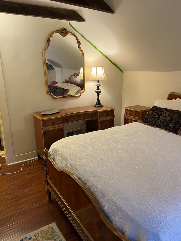 2階の寝室に設置されたイタリアンベッドルームです。こちらのお部屋で仕事ができます。この部屋にはクイーンサイズベッドが1台あります。