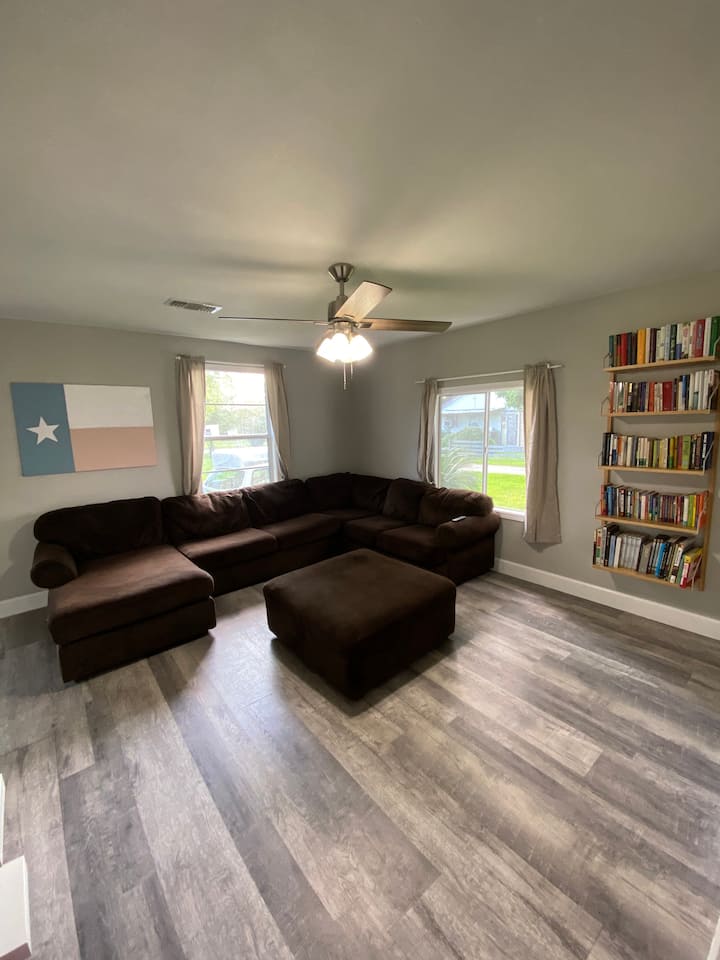 Cute And Spacious Modern Home For Large Groups - Texas City, TX