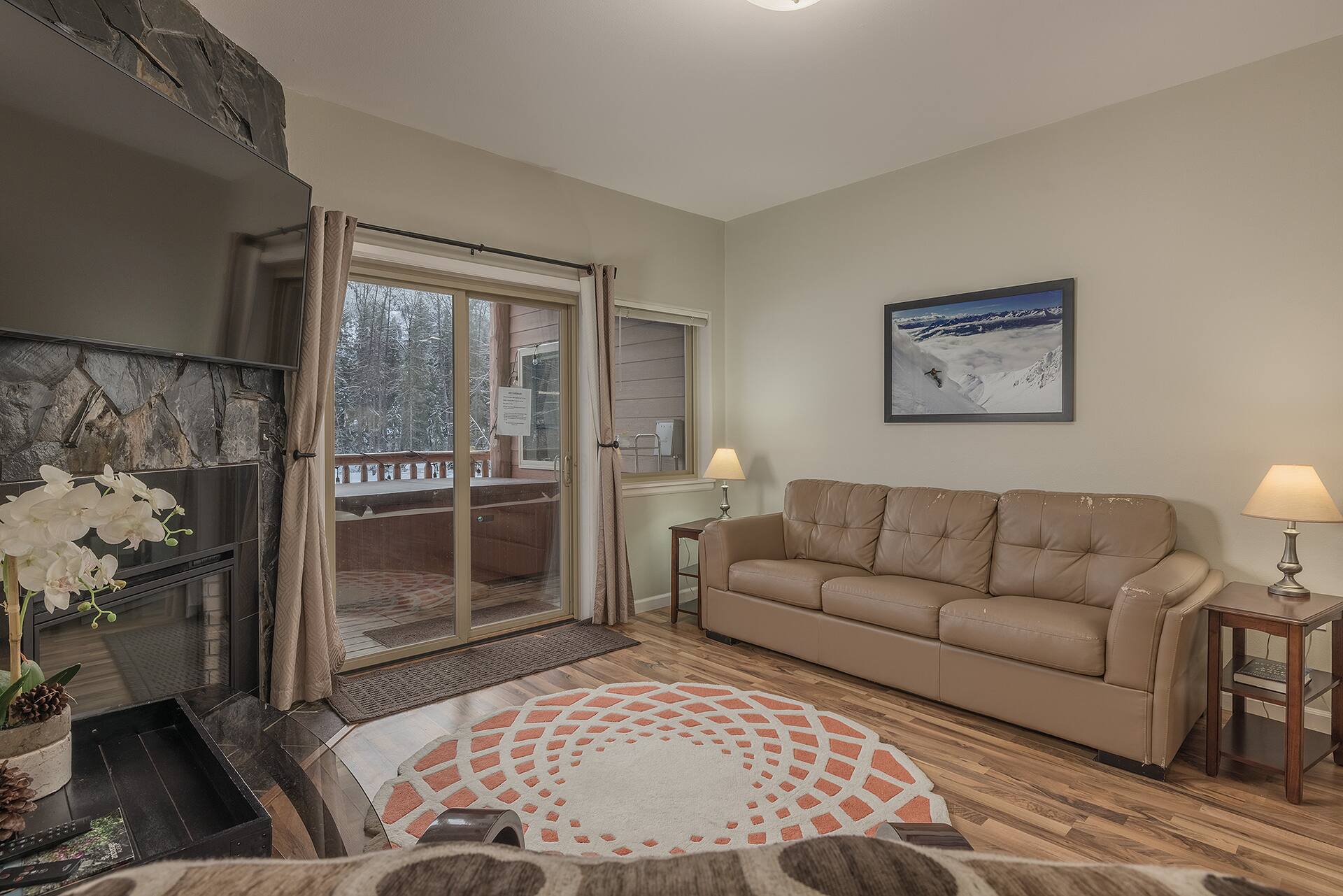 2 Bedroom Mountain View Condo with Private Hottub