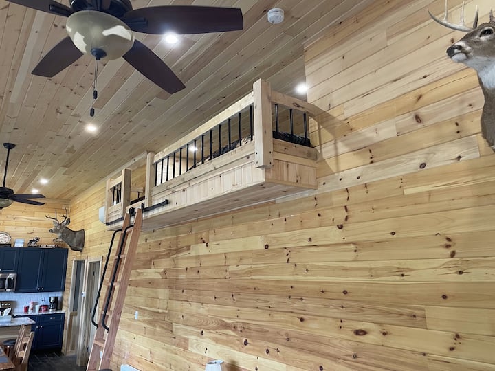 loft s manželskou posteľou a oddelenými posteľami