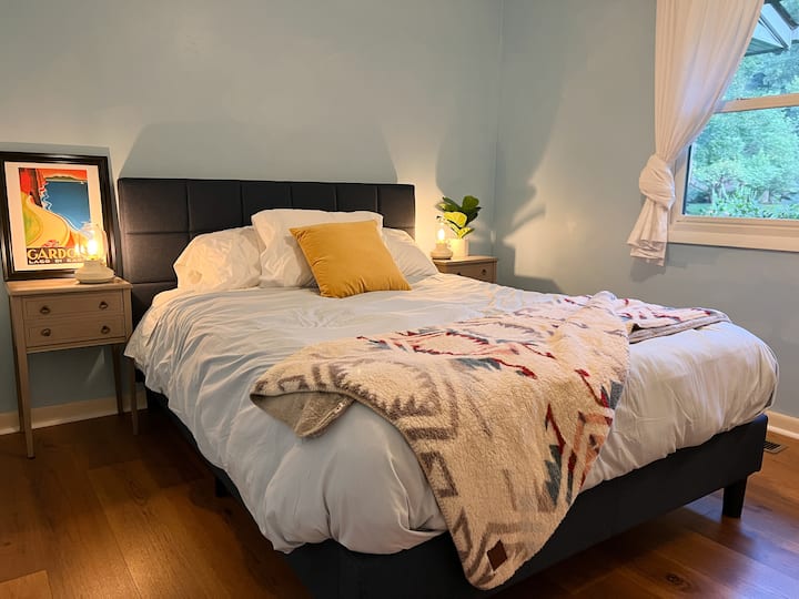 Táto útulná spálňa s manželskou posteľou Queen je naozaj izba s výhľadom. (Je tu aj televízor pre tých, ktorí nemajú radi pozeranie sa na stromy).  V tejto posteli sa nachádza matrac zo strednej pamäťovej peny Cocoon by Sealy 10. 