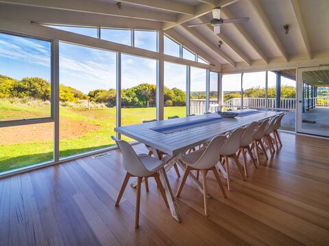 Beachfront 6-Bedroom home in Smiths Beach