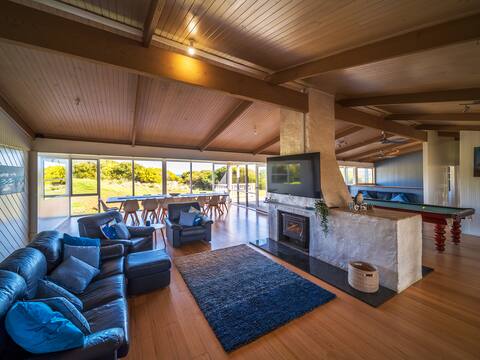 Beachfront 6-Bedroom home in Smiths Beach