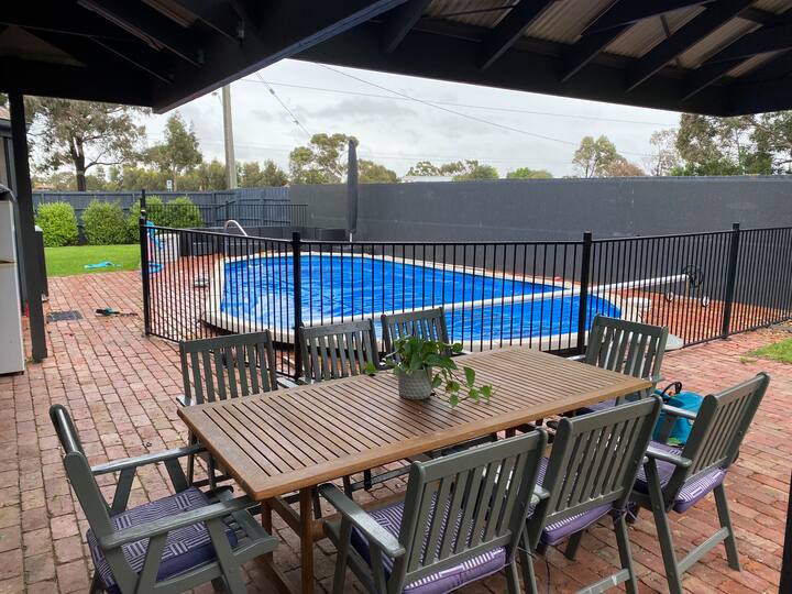 Cheerful 3 bedroom home with sunny pool Houses for Rent in Werribee, Victoria, Australia Airbnb