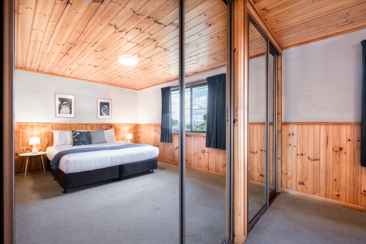 主卧位于楼上。
这间卧室宽敞，配有一张2米宽双人床，内置浴袍。