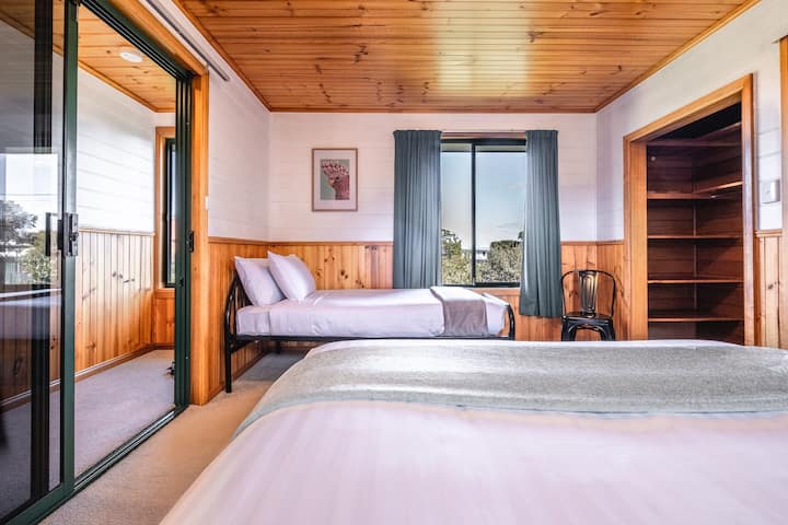 อีกห้องนอนชั้นบนมีเตียงควีนไซส์และเตียงเดี่ยว