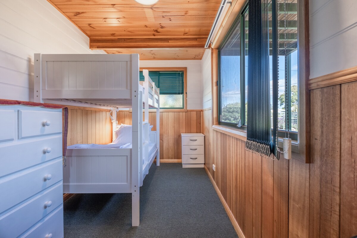 楼下的两间卧室配有双层床，第三间卧室配有一张2米宽双人床和一张1.8米宽单人床。