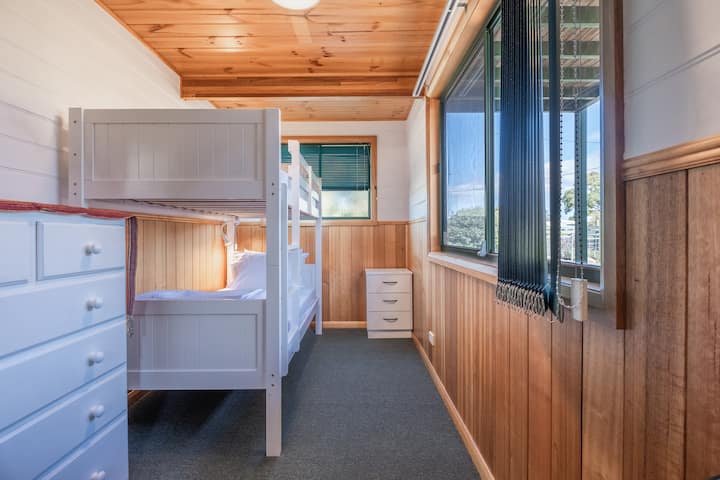 ห้องนอนสองห้องชั้นล่างมีเตียงสองชั้นส่วนห้องที่สามมีเตียงคิงไซส์แยกและเตียงเดี่ยว