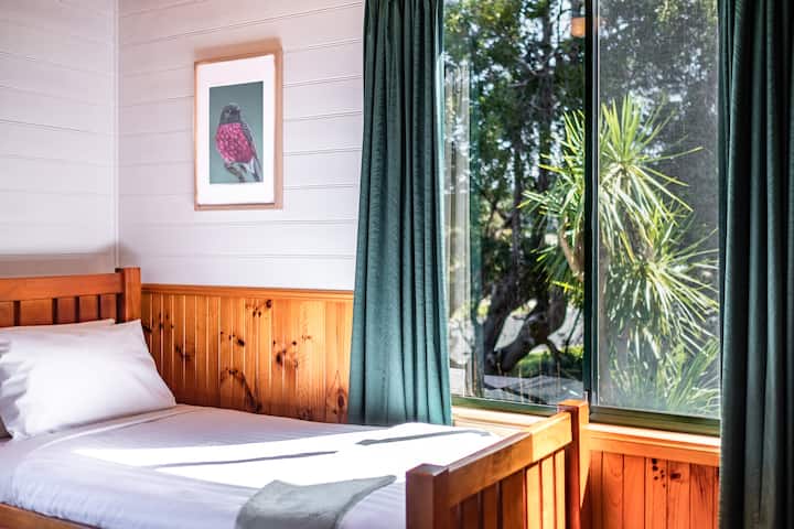 นอกจากนี้ยังมีห้องนอน 3 ห้องที่ชั้นบนมองเห็นวิวสวน