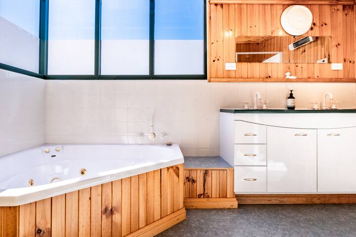 The Boathouse – Freycinet Holiday Houses gallery image 2