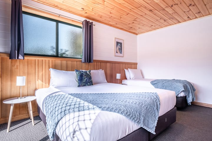 มีห้องนอน 3 ห้องอยู่ที่ชั้นล่างหนึ่งในนั้นกว้างขวางและเข้าถึงสวนได้โดยตรงผ่านประตูบานเลื่อนกระจก
ห้องนอนนี้มีเตียงคิงไซส์แยกและเตียงเดี่ยว