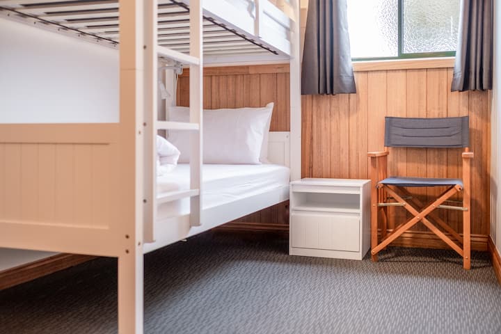 ห้องนอนชั้นล่าง 2 ห้องมีเตียงสองชั้นในแต่ละห้อง