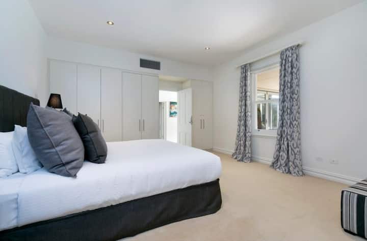 The bed in this pool view room can be split into twin singles. A day bed allows for afternoon naps. Large ensuite bathroom.