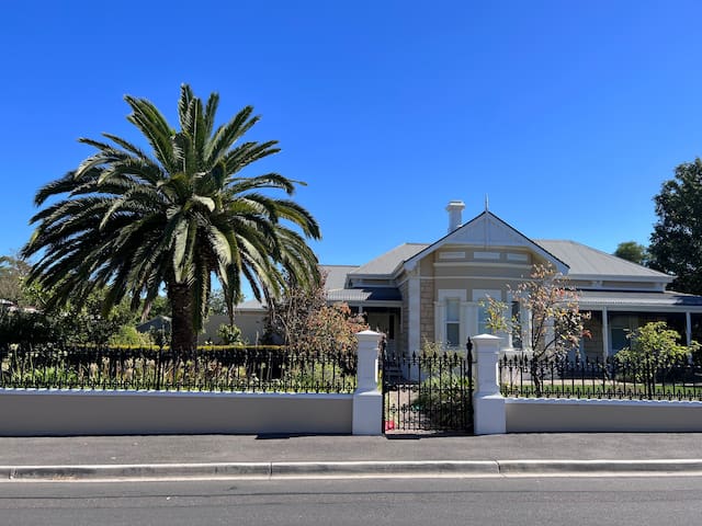 Tanunda House – Luxury 5 BR in Barossa Wine Region gallery image 2