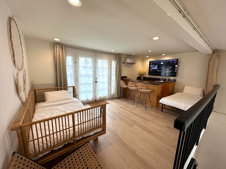 Loft / 3-cü yataq otağı. Barın yanındakı əlavə çarpayı yalnız 5 və 6 qonaq üçün rezervasiyalar zamanı təmin edilir.