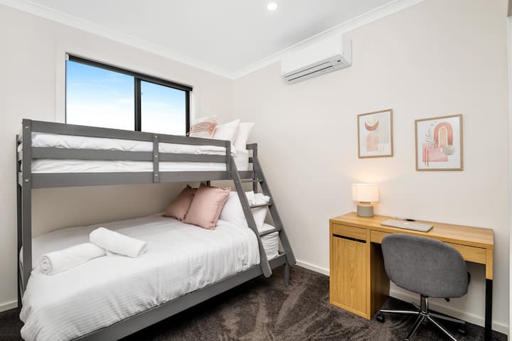 ห้องนอน 4 เตียงสองชั้น - ด้านล่างสองชั้นด้านบนเดี่ยว 