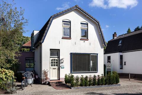 Beautiful detached house on the outskirts of downtown.