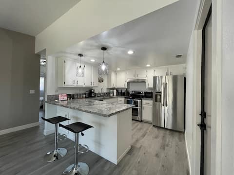 Entire Modern House with King bed & 65inTV