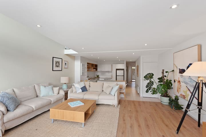 Mysa: Luxury, 1 min to beach/shops, Ocean Views