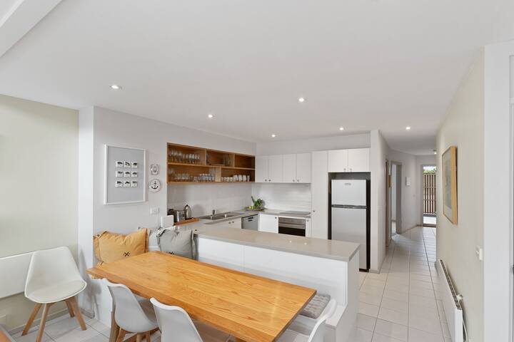 Mysa: Luxury, 1 min to beach/shops, Ocean Views gallery image 3