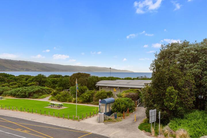 Mysa: Luxury, 1 min to beach/shops, Ocean Views gallery image 2