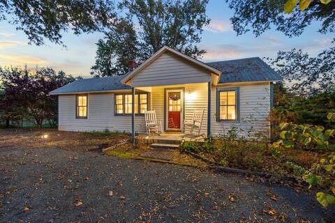 Country Cottage with Modern Amenities
