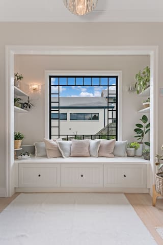 6 B/R home w/ Pool & Media Room 10min from Airport