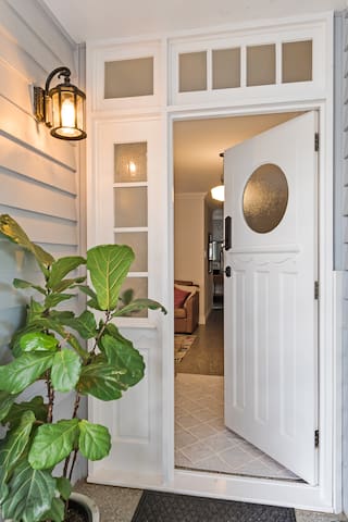 6 B/R home w/ Pool & Media Room 10min from Airport gallery image 2