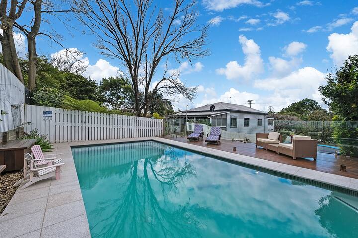 6 B/R home w/ Pool & Media Room 10min from Airport gallery image 3