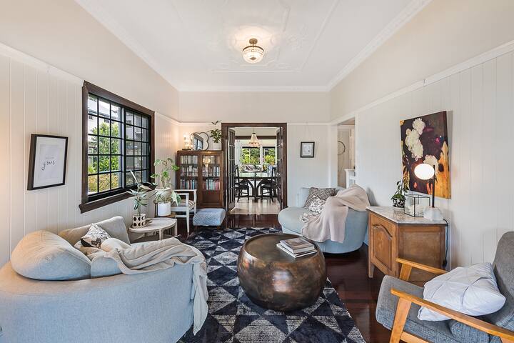 6 B/R home w/ Pool & Media Room 10min from Airport gallery image 5