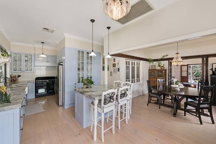 6 B/R home w/ Pool & Media Room 10min from Airport gallery image 4