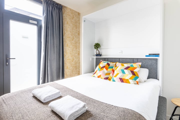 配备优质床上用品的双人床