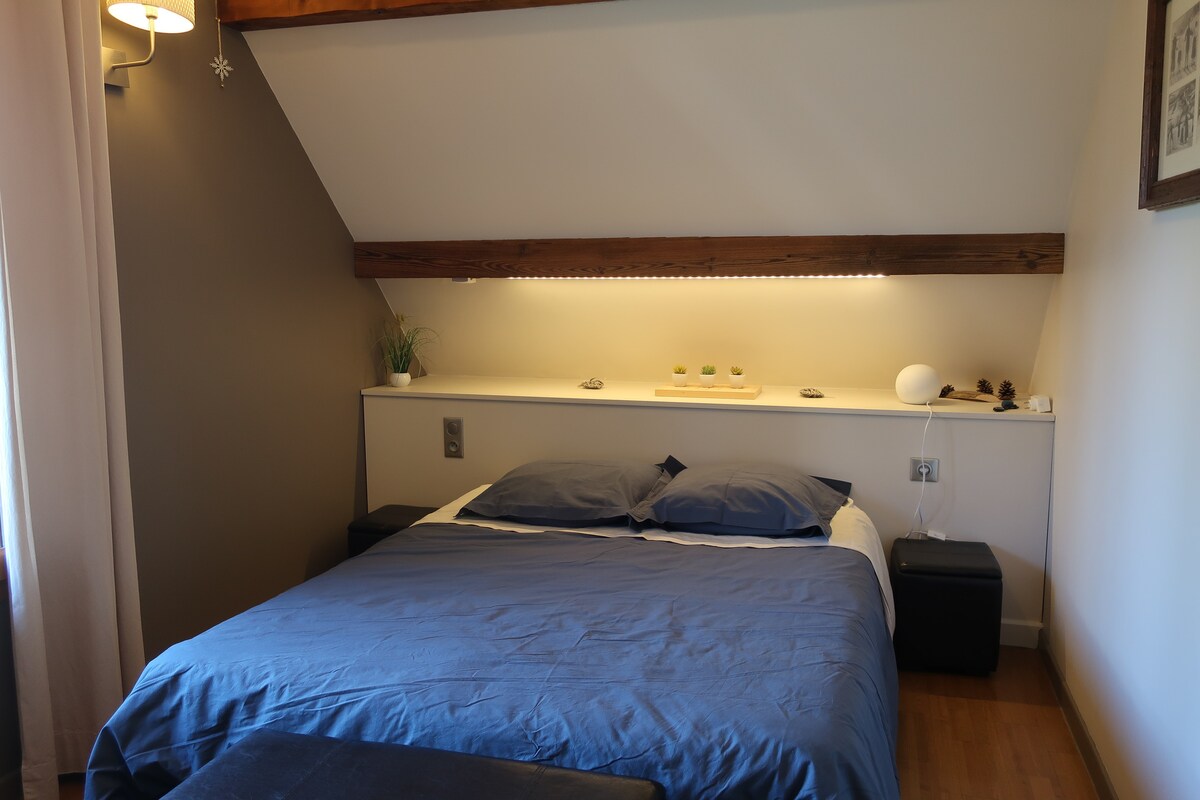 Chumba kimeundwa na mazingira ya feng shui ambayo yatakuwezesha kupumzika.