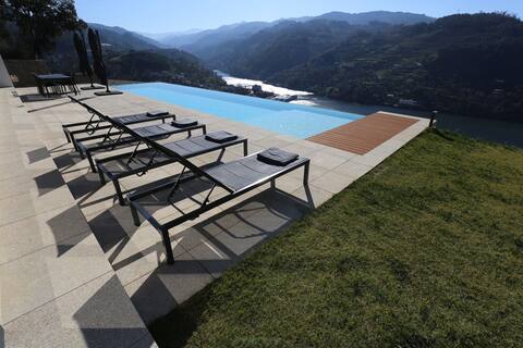Luxury home, Douro River view, heated pool.