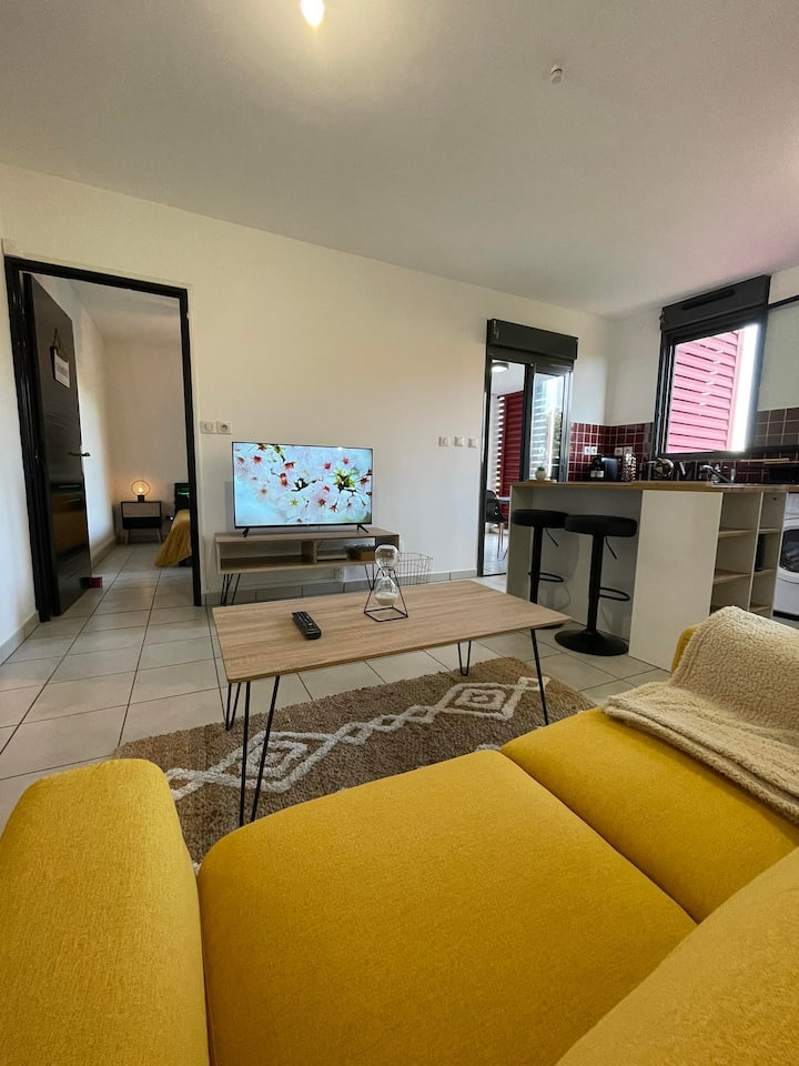 Cozy 3* waterfront apartment 50 m from the beach Condominiums for