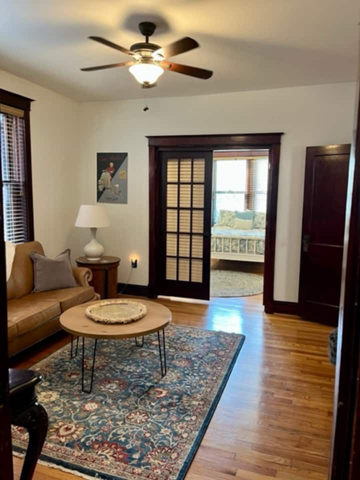 Lovely, Updated 2-bedroom Apartment In The Grove - Clayton, MO