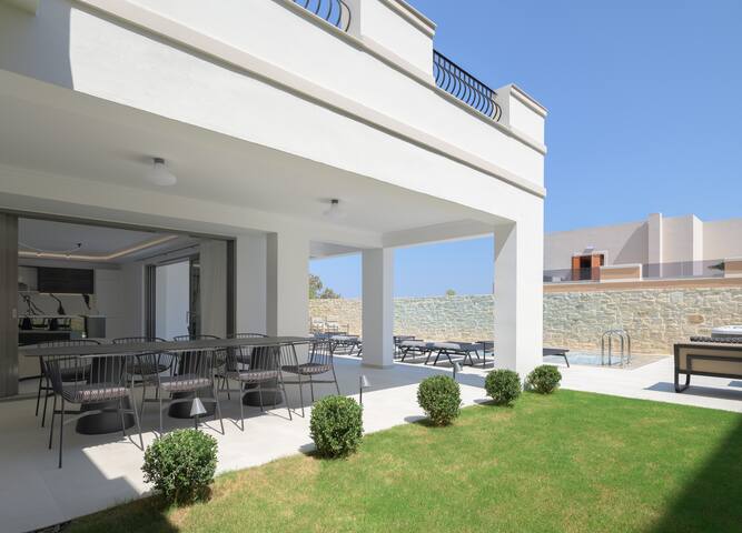 Ivory Villa, Pool, Heated SpaWhirlpool, Sauna &Gym gallery image 2