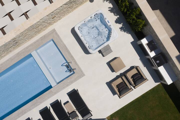 Ivory Villa, Pool, Heated SpaWhirlpool, Sauna &Gym gallery image 3