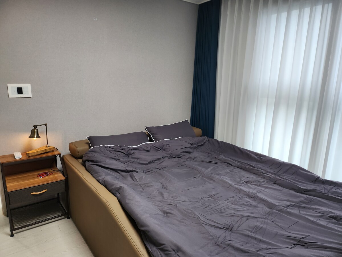 Kuna godoro na kitanda kilicho na z10b bora ya mwisho ya kiwango cha juu (ushindi wa karibu milioni 3.5). Mwanga wa kushoto ni capacitive, hivyo mwangaza hubadilishwa (hatua ya 3) ikiwa unagusa kengele. Chini ya taa, pia kuna iphone na chaja Android rechargeable. 