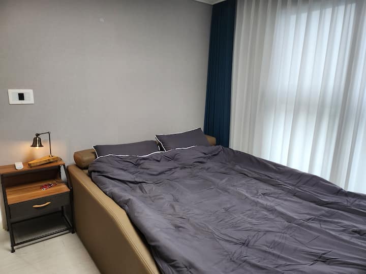 Има матрак и легло с най - добрата луксозна марка z10b (около 3,5 милиона вона). Лявата светлина е капацитивна, така че яркостта се регулира (стъпка 3), ако докоснете звънеца. Под осветлението има и iPhone и зарядни устройства за презареждане с Android. 