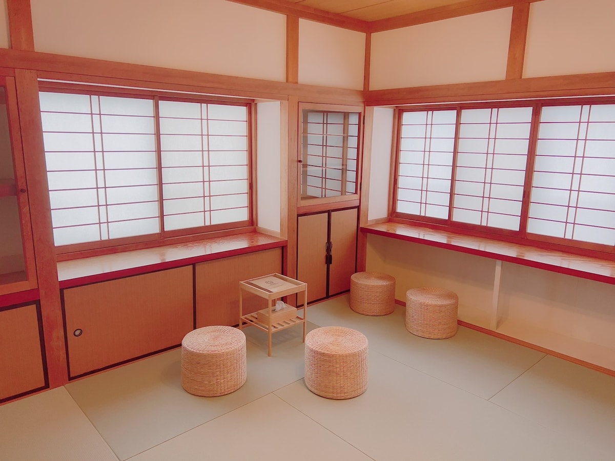 Hiki ni chumba cha mwonekano wa bahari cha 2F.
Ni chumba cha mtindo wa 8 wa Kijapani, na utakuwa unakaa katika futoni.
