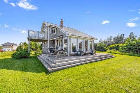 Cedar Shanty, cozy cottage steps from Thunder Cove