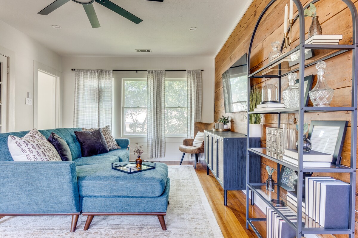 Top Airbnb: Unique Farmhouse Vintage Vibe-"Treehouse" No. 4812 in Peak's Suburban Addition
