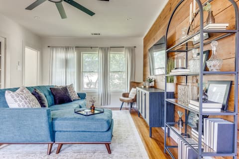Top Airbnb: Unique Farmhouse Vintage Vibe-"Treehouse" No. 4812 in Peak's Suburban Addition