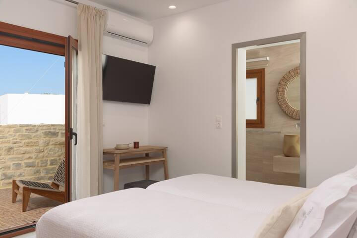 Отпуснете се в спалнята с 2 отделни легла.  