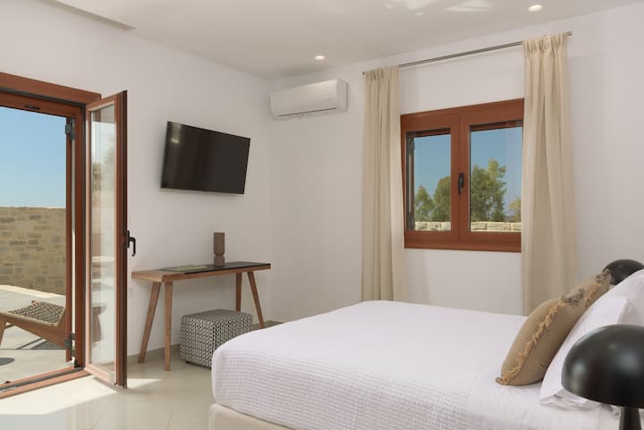 Спалнята на приземния етаж е светла и просторна. с директен достъп до басейна.